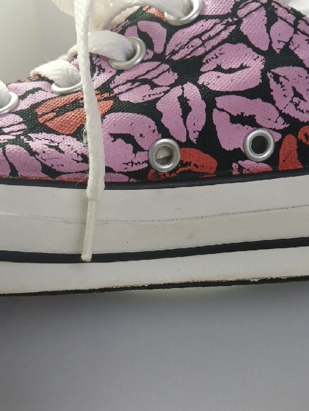 Converse Chuck Taylor All Star Low Top Pink & Red Lip Print Sneakers - Picture 16 of 16